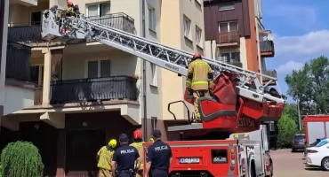 Nowy Dwór Mazowiecki. Pożar na balkonie przy Wojska Polskiego. Interweniowała straż pożarna i policja