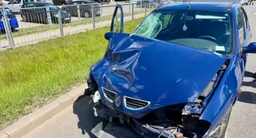 Nowy Dwór Mazowiecki. Pijana kobieta kierująca autem osobowym zderzyła się z motocyklistą na Warszawskiej. Poszkodowany kierowca jednośladu trafił do szpitala