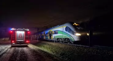 Nasielsk. W nocy w Mogowie pociąg Kolei Mazowieckich popsuł się w czasie jazdy. Druhowie z OSP Nasielsk pomogli w ewakuacji 50 osób z pociągu na pobliską stację kolejową