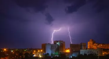 Uwaga! IMGW wydało ostrzeżenie przed burzami i silnym wiatrem dla powiatu nowodworskiego