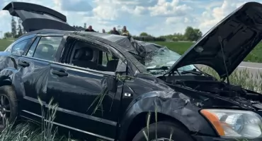 Zakroczym. Dachowanie osobowego dodgea w Strubinach. Kierowca trafił pod opiekę ratowników