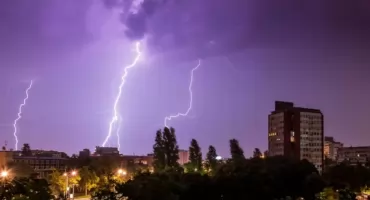 Uwaga! Ostrzeżenie przed burzami i silnym wiatrem dla powiatu nowodworskiego
