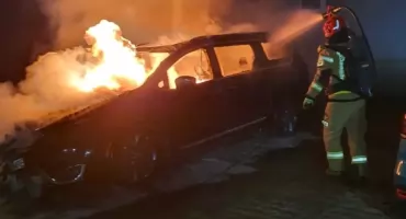 Zakroczym. Pożar BMW w Trębkach Nowych. Interweniowała straż pożarna i policja