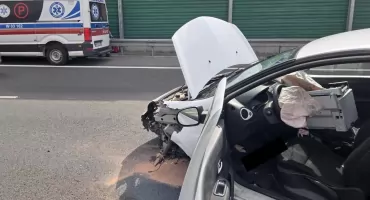 Czosnów. Na trasie S7 kierująca autem osobowym uderzyła w bariery energochłonne. Jedna osoba trafiła do szpitala