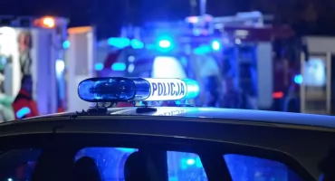 Czosnów. Na trasie S7 kierowca Hondy stracił panowanie nad autem, zjechał do rowu i dachował. Mężczyzna, który kierował samochodem trafił do szpitala