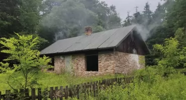Czosnów. Pożar pustostanu w Wierszach przy Armii Krajowej. Z ogniem walczyło sześć zastępów straży pożarnej