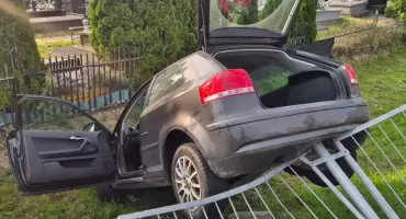 Audi przebiło ogrodzenie cmentarza przy Koźmińskiego i wjechało na jego teren