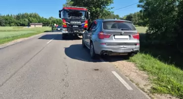 Nasielsk. Zderzenie bmw i audi we wsi Mazewo Dworskie A. Ponad godzina utrudnień na lokalnej drodze