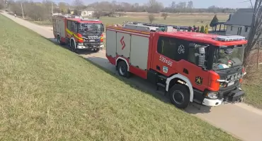 Leoncin. Część dachu spadła na seniora. Dramatyczny wypadek na prywatnej posesji we wsi Nowe Grochale