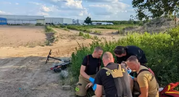 Nowy Dwór Mazowiecki. Krew na ulicy po upadku z hulajnogi. 65-latek z rozciętym łukiem brwiowym trafił do szpitala
