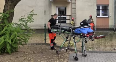 Nowy Dwór Mazowiecki. Mężczyzna wypadł z bloku przy ulicy Długiej. 50-latek został przetransportowany do szpitala