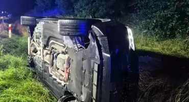 Nowy Dwór Mazowiecki. Nocny wypadek na krajowej 85. BMW przewróciło się na bok, jedna osoba została poszkodowana. Samochód zakończył jazdę w przydrożnym rowie