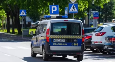 Nowy Dwór Mazowiecki. Bosa seniorka w piżamie błąkała się ulicami. Ruszyła akcja służb