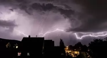 Uwaga! Wydano ostrzeżenie przed burzami i silnym wiatrem dla powiatu nowodworskiego