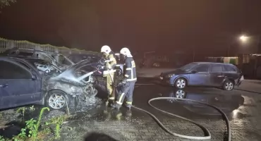 Nasielsk. Pożar trzech samochodów na posesji przy ul. Broninek. Z ogniem walczyły zastępy straży pożarnej