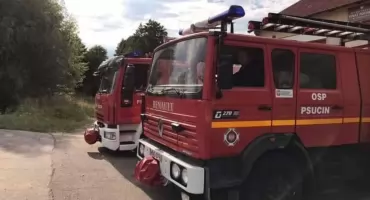 Nasielsk. Zderzenie trzech samochodów w Paulinowie. Volkswagen, volvo i lexus rozbite, wśród poszkodowanych 10-letnia dziewczynka