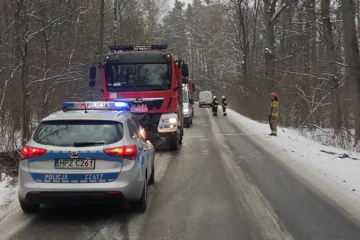 Pomiechówek W Goławicach Drugich Samochód Osobowy Zjechał Z Drogi I 6194